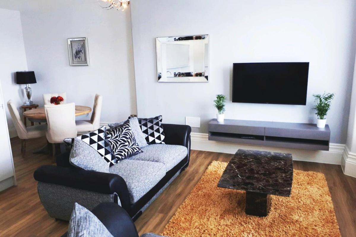 & Stylish Apartment, Free Parking